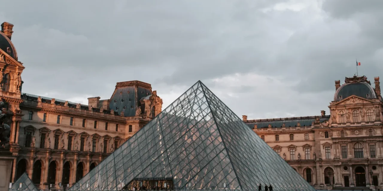 Francia, proteste contro la riforma delle pensioni: chiuso anche il Louvre