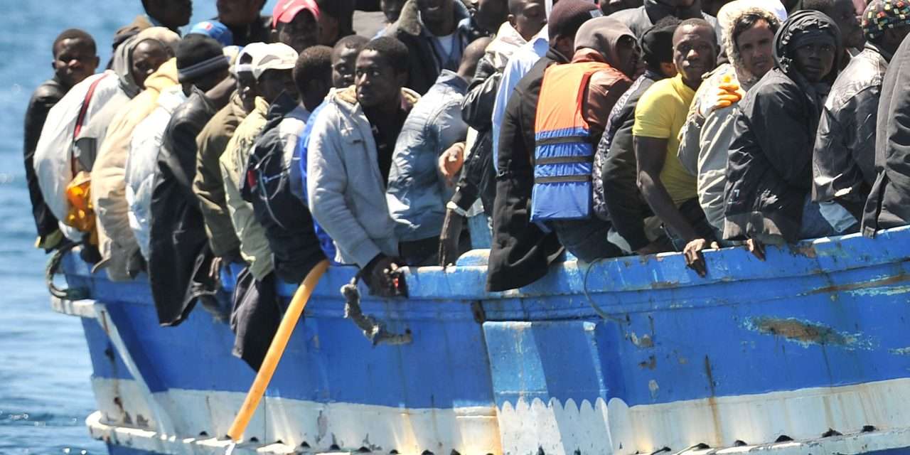 Migranti, arrivata l’intesa in Ue sulla gestione delle crisi: eliminato l’emendamento sulle Ong