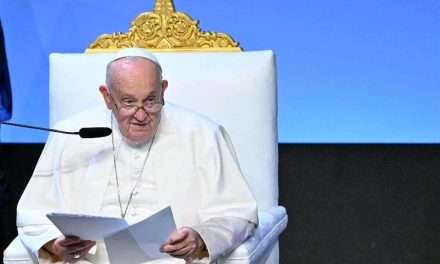 Papa Francesco, il chiarimento: “La benedizione alle coppie gay riguarda le persone e non le associazioni”