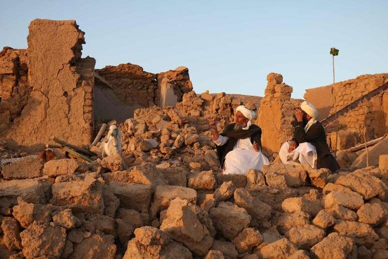 La terra trema in Afghanistan, rasi al suolo interi villaggi. Talebani: “I morti sono 2.000”