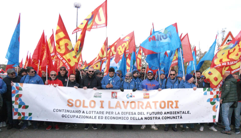 Ex Ilva: operai, sindacati e imprenditori riuniti per manifestare contro la chiusura delle attività