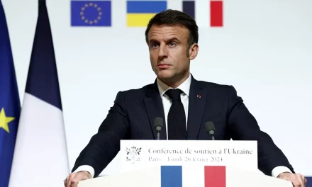 Macron propone l’invio di truppe militari a Kiev, risponde un coro di no